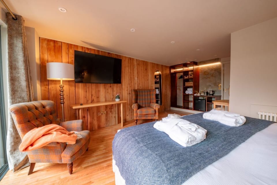 Double or Twin Room, Lake View (Junior Suite 3 (Dog Friendly)) | Premium bedding, individually decorated, individually furnished