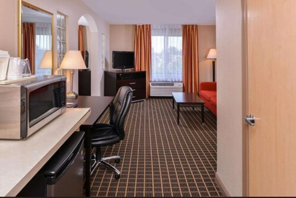 Premium Room, 1 Queen Bed, Non Smoking | Desk, blackout drapes, iron/ironing board, free WiFi