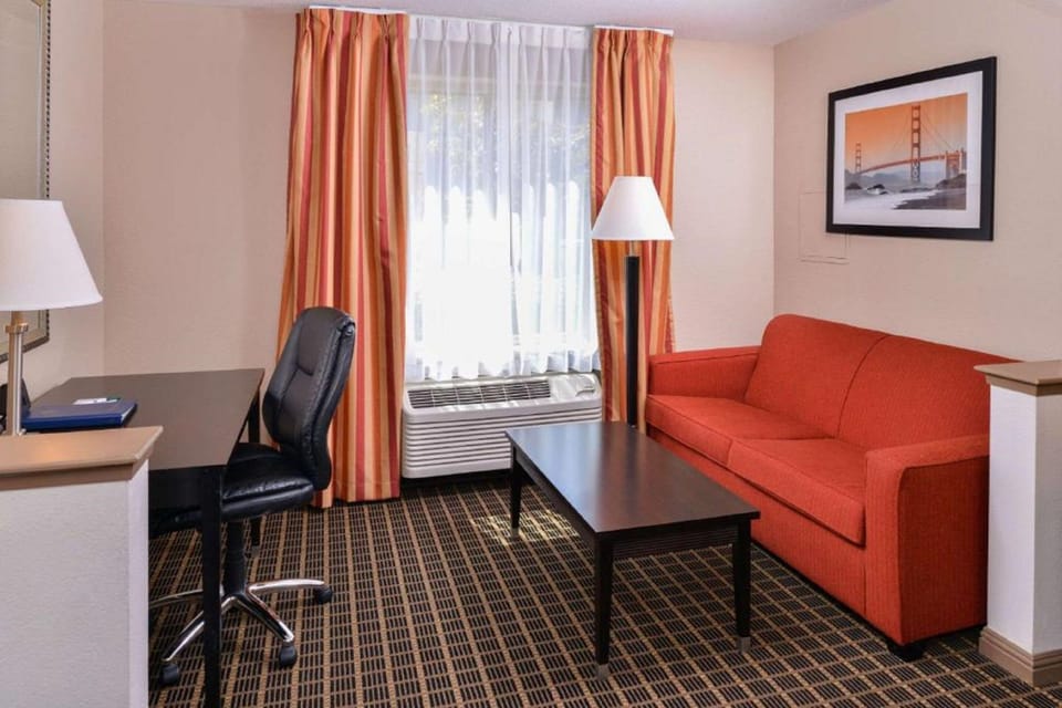 Premium Room, 1 Queen Bed, Non Smoking | Desk, blackout drapes, iron/ironing board, free WiFi