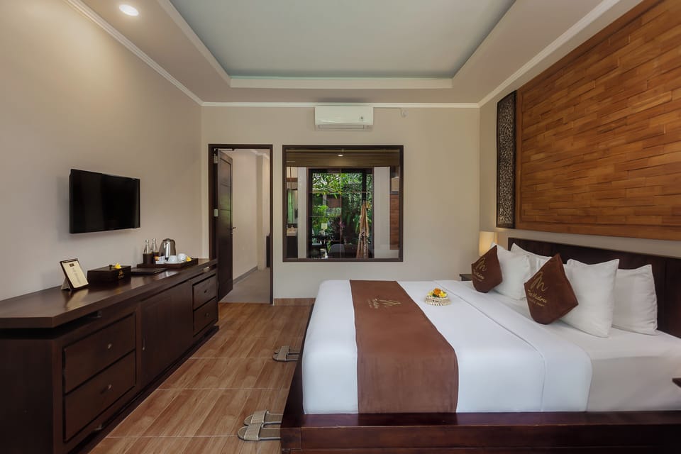 King Suite with Pool View | Minibar, in-room safe, individually decorated, individually furnished