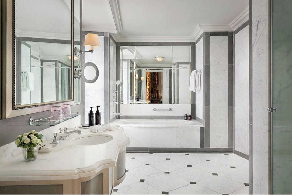 Combined shower/tub, rainfall showerhead, eco-friendly toiletries