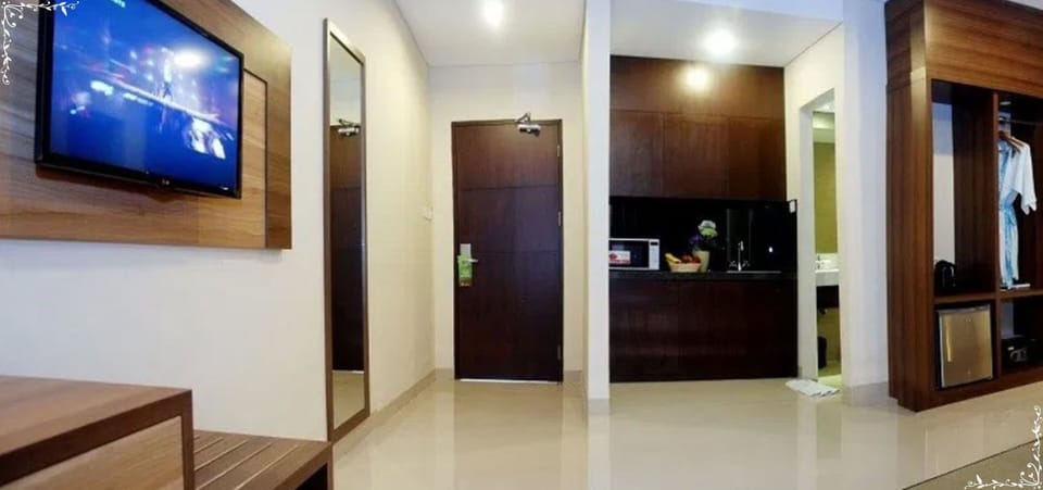 Executive Suite Pool View | Premium bedding, minibar, in-room safe, desk