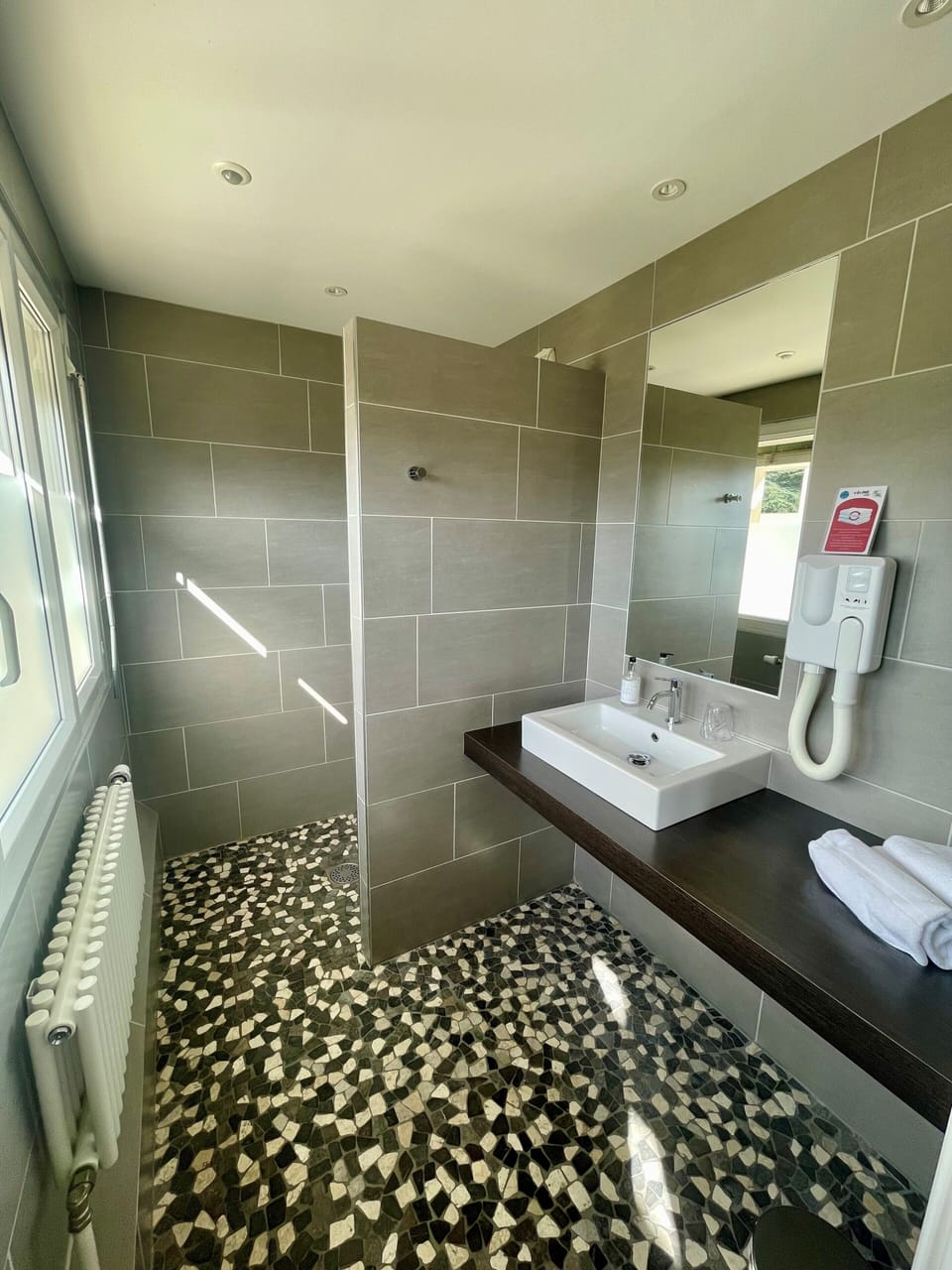 Shower, free toiletries, towels