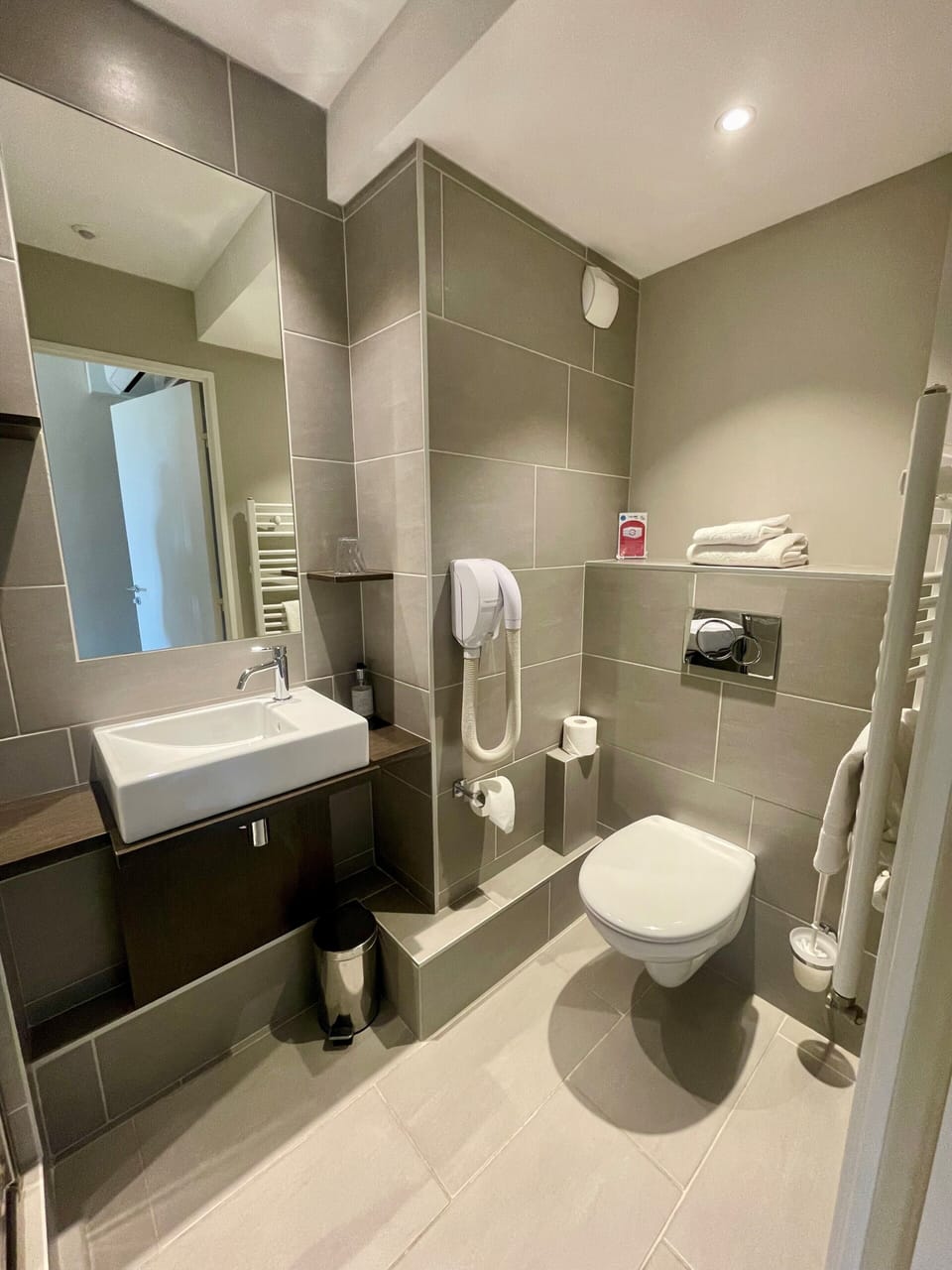 Shower, free toiletries, towels