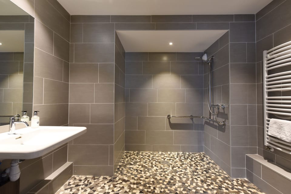 Triple Room | Bathroom | Shower, free toiletries, towels