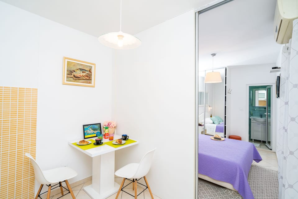 Studio Apartment with Ensuite For 2 | Living area | Smart TV