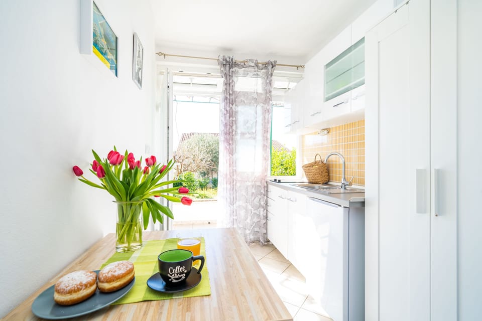 Studio Apartment with Ensuite For 1 | Soundproofing, iron/ironing board, free WiFi, bed sheets