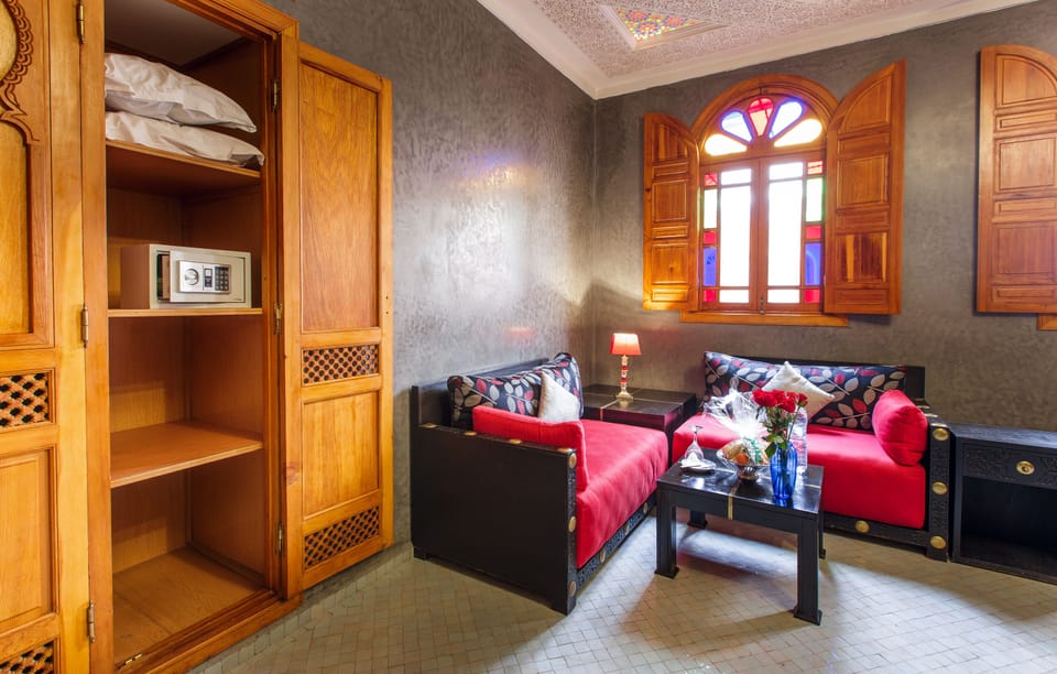 Deluxe Double or Twin Room (Ambassador) | Living area | 32-inch plasma TV with satellite channels, TV