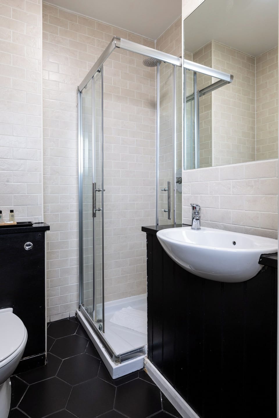 Basic Single Room | Bathroom | Shower, free toiletries, hair dryer, towels