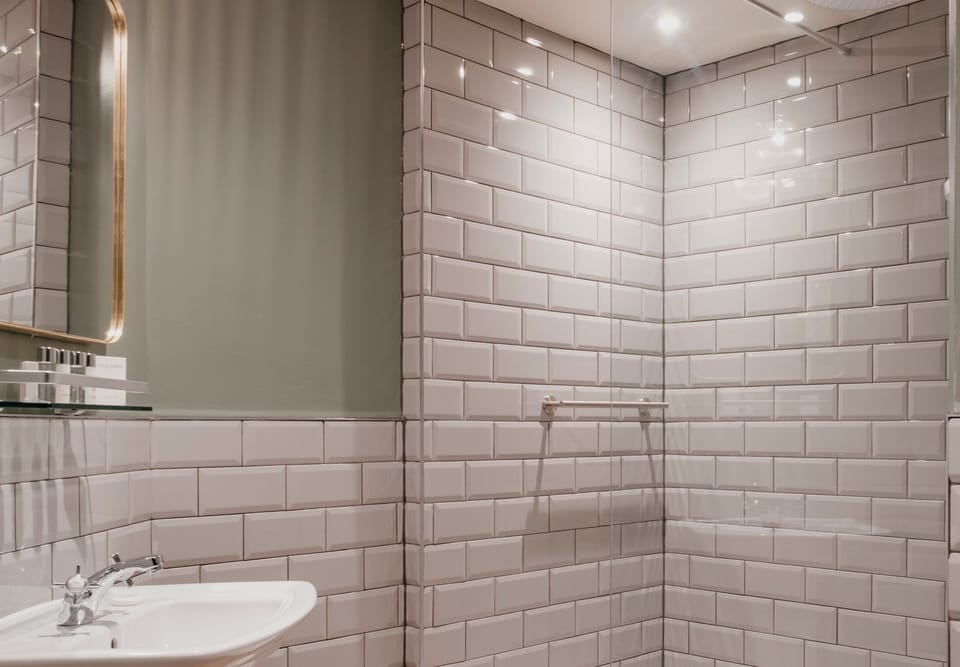 Executive Double Room, 1 Double Bed | Bathroom | Shower, free toiletries, hair dryer, towels