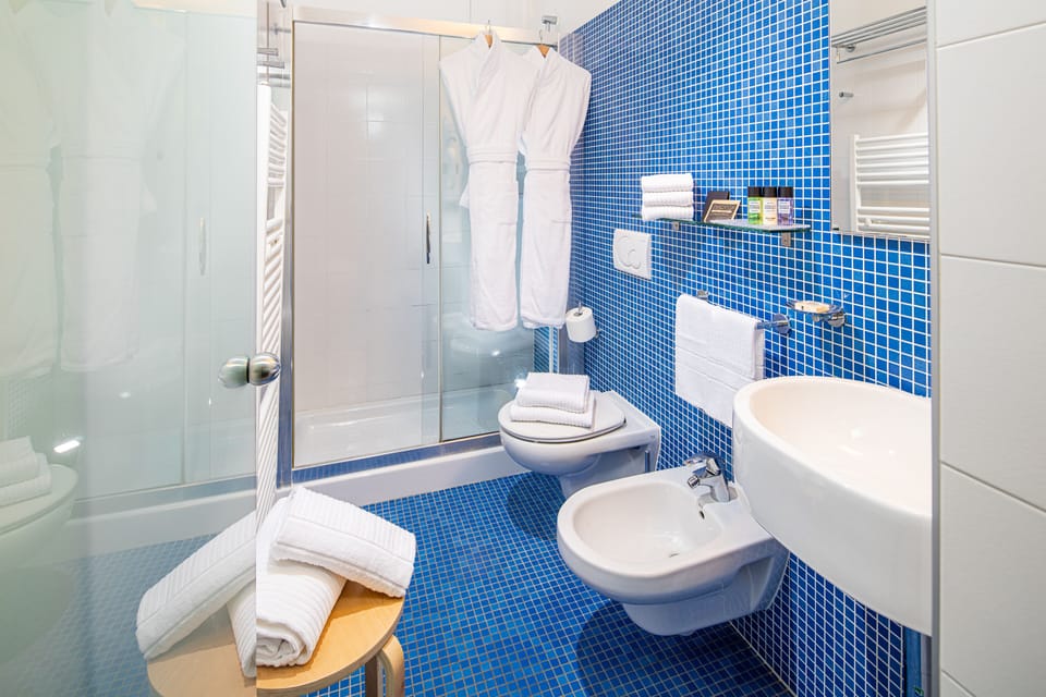 Camera Doppia Standard Mini | Bathroom | Shower, free toiletries, hair dryer, bathrobes