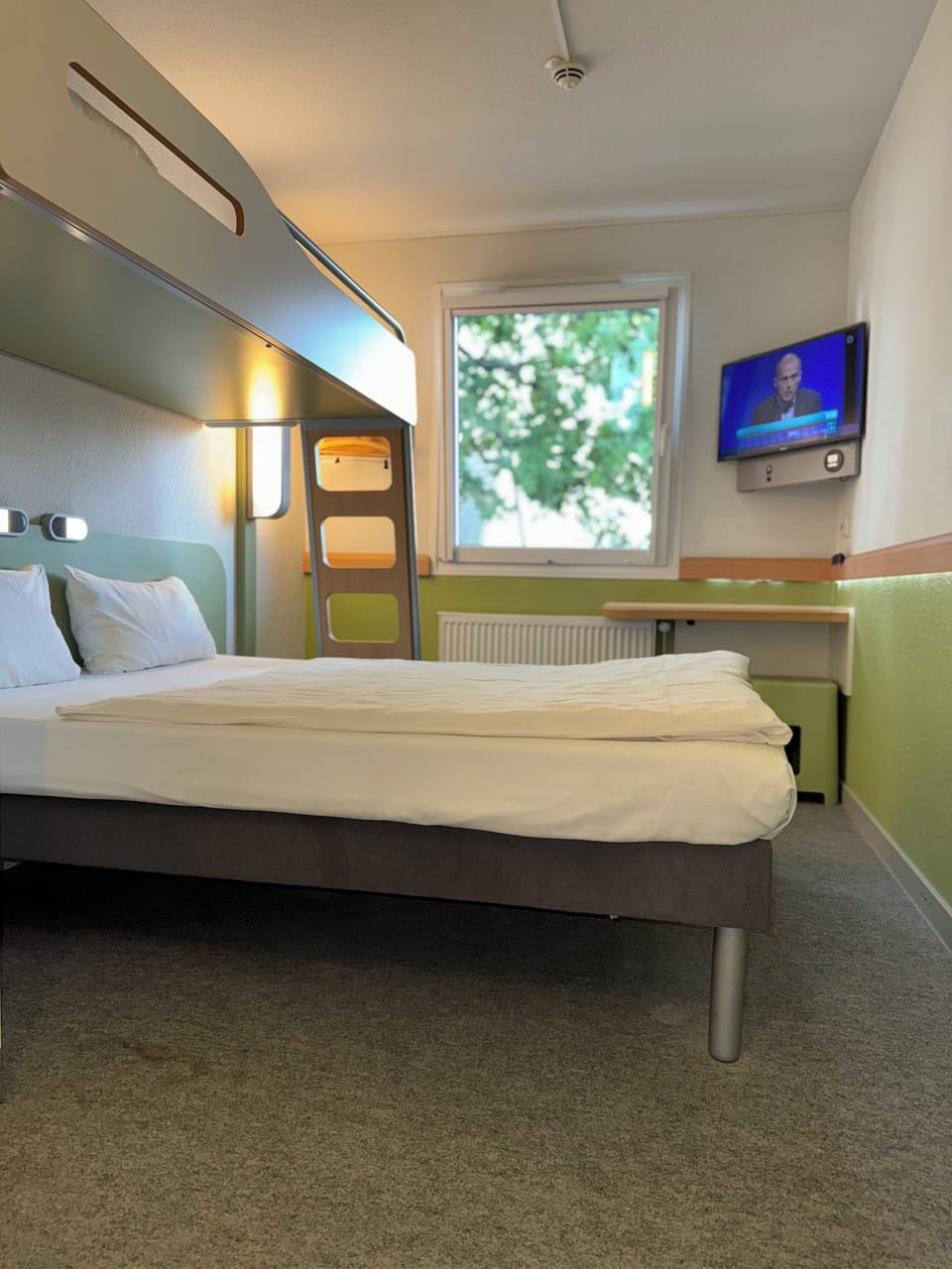 Standard Triple Room | Desk, soundproofing, bed sheets