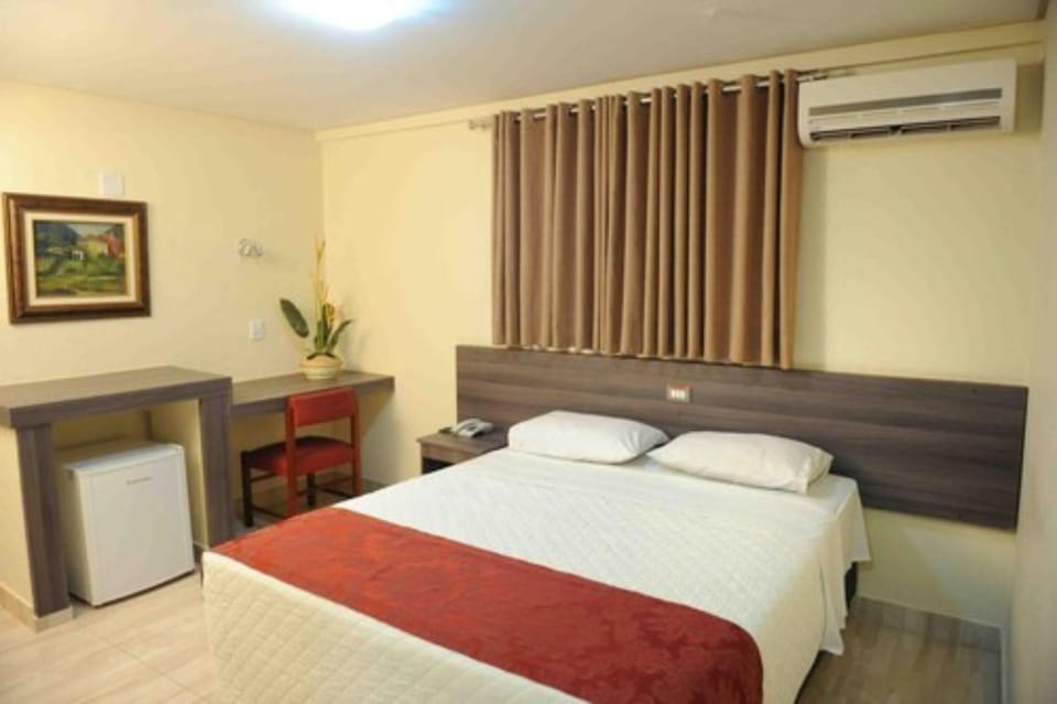 Minibar, blackout drapes, free WiFi, bed sheets