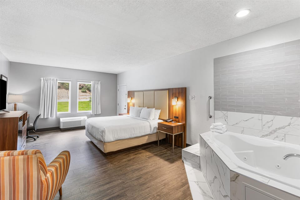 Suite, 1 King Bed, Non Smoking, Jetted Tub (Walk-in Shower) | Desk, laptop workspace, iron/ironing board, free WiFi