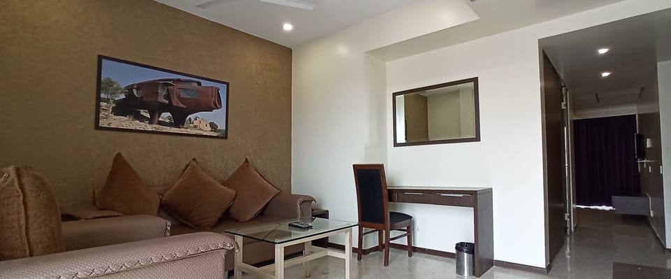 Business Suite | Living area | Flat-screen TV