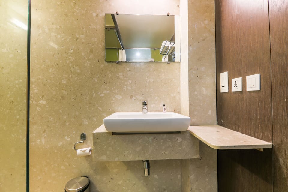 Business Suite | Bathroom | Shower, free toiletries, towels