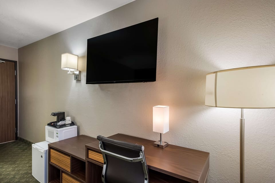 Desk, laptop workspace, WiFi (free), alarm clocks