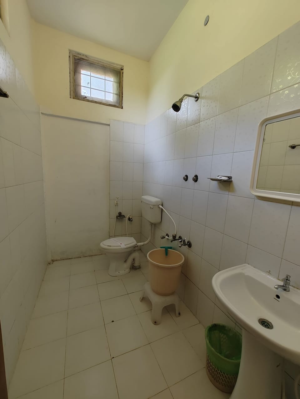 Doll Villa | Bathroom | Shower, free toiletries, towels
