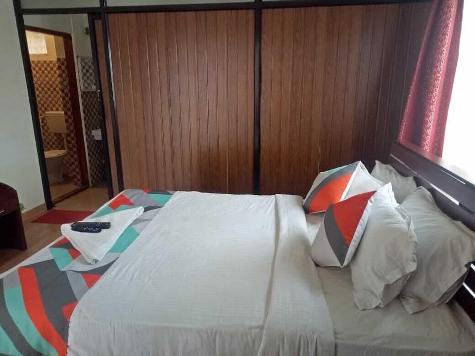MOUNTAIN VIEW 3 BHK | Individually decorated, blackout drapes, bed sheets