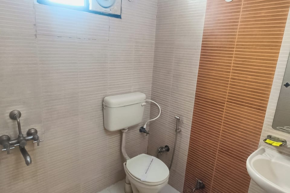 Superior Room | Bathroom | Shower, free toiletries, towels