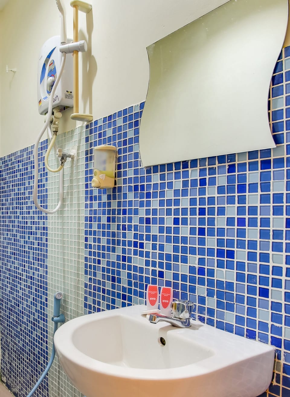 Standard Single Room | Bathroom | Shower, free toiletries, bidet, towels