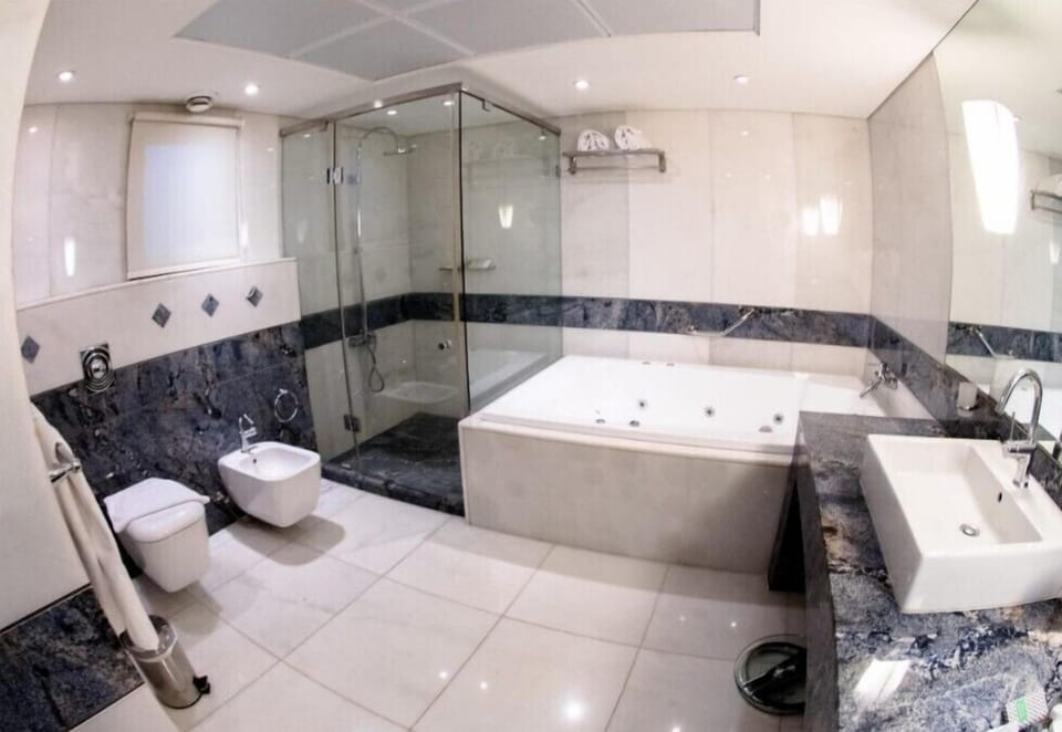 Royal Suite | Bathroom | Rainfall showerhead, free toiletries, hair dryer, slippers