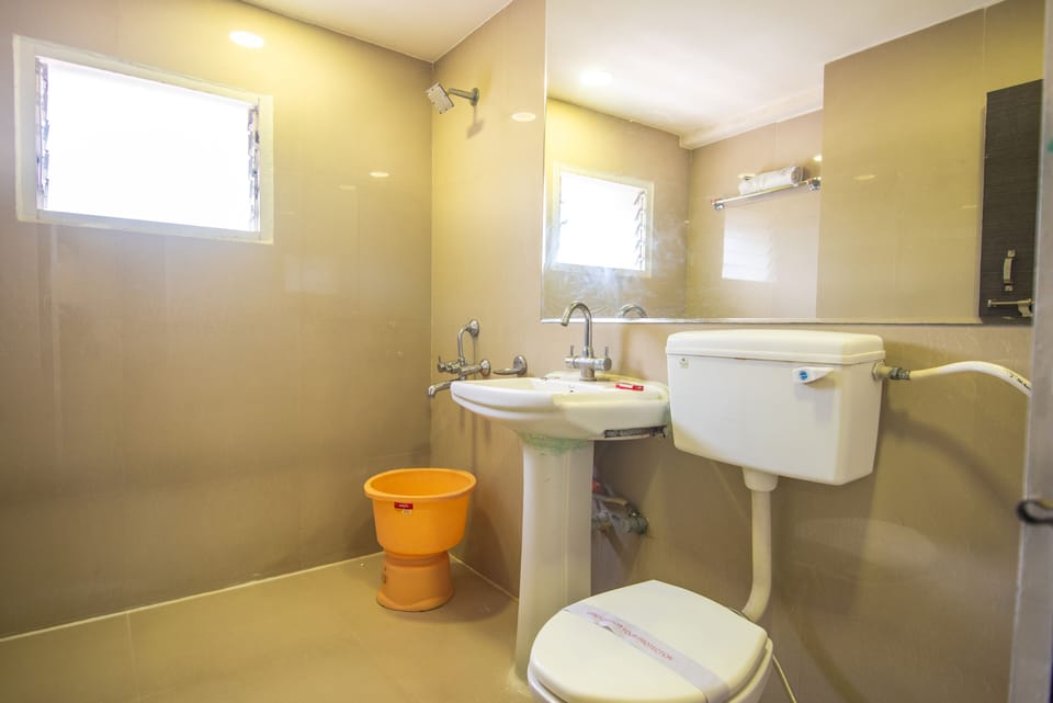 Executive Room | Bathroom | Shower, designer toiletries, hair dryer (on request), slippers