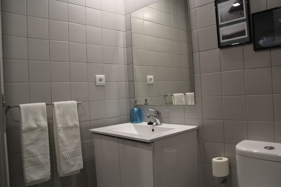 Standard Quadruple Room | Bathroom | Shower, towels