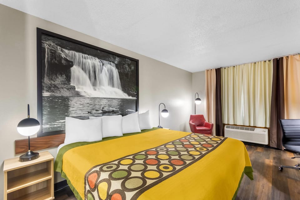 Standard Room, 1 King Bed | Desk, blackout drapes, free cribs/infant beds, rollaway beds