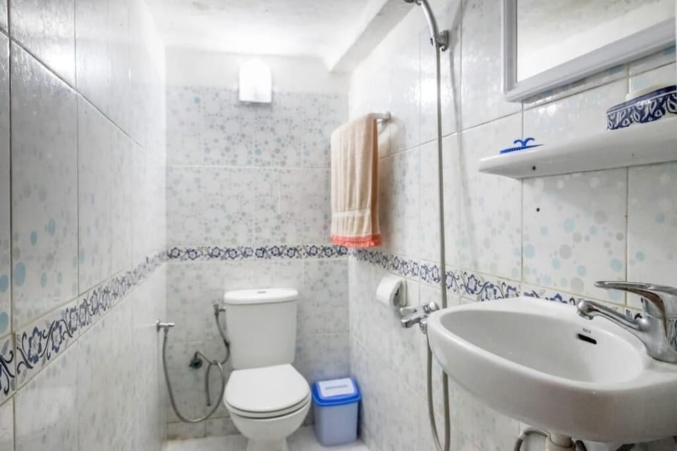 Shower, free toiletries, slippers, towels