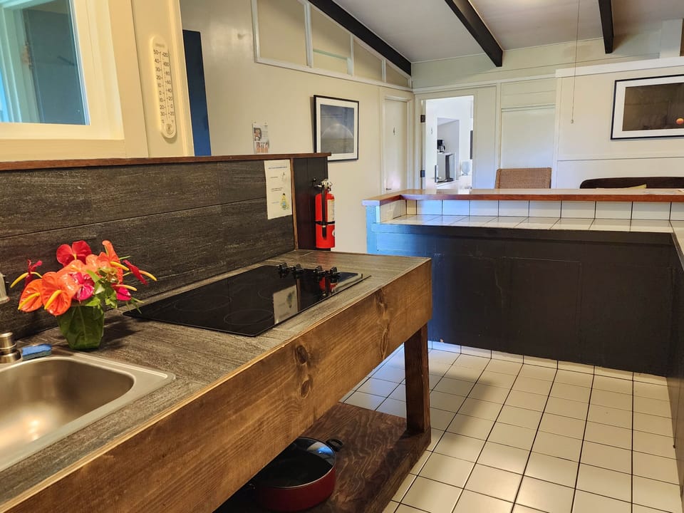 Basic Room | Shared kitchen facilities | Mini-fridge, microwave, stovetop, coffee/tea maker