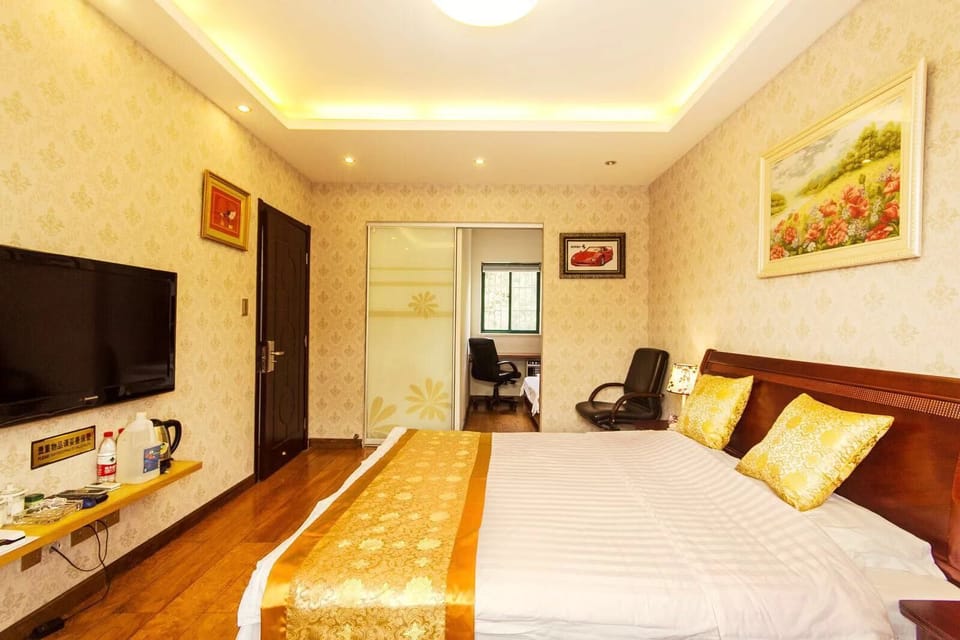 Family Suite | 5 bedrooms, desk, free WiFi