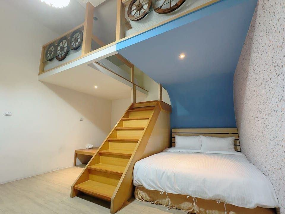 Family Room | Desk, soundproofing, free WiFi