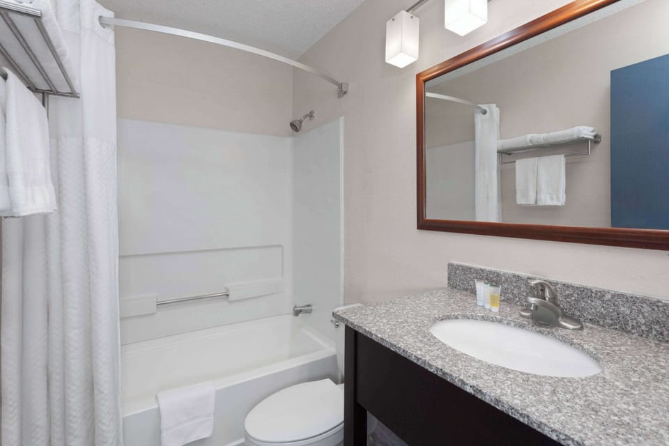 Combined shower/tub, free toiletries, towels