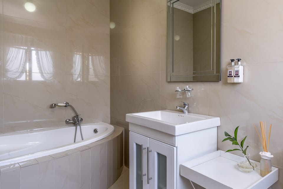 Bathtub, free toiletries, hair dryer, towels