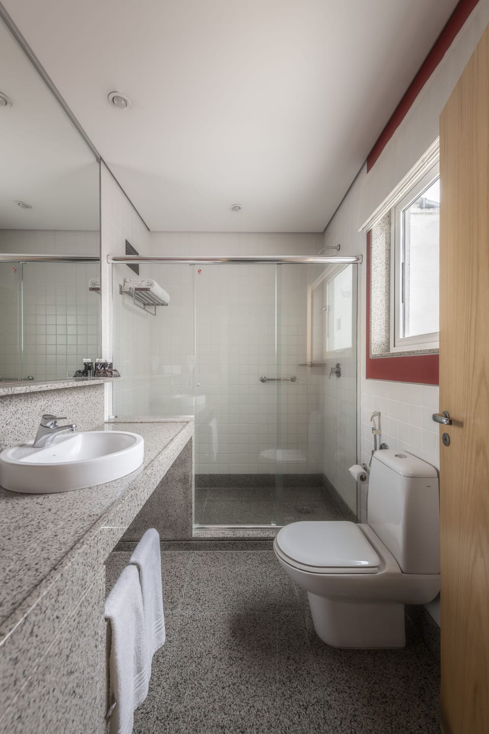 Suite Master | Bathroom | Combined shower/tub, hair dryer, towels
