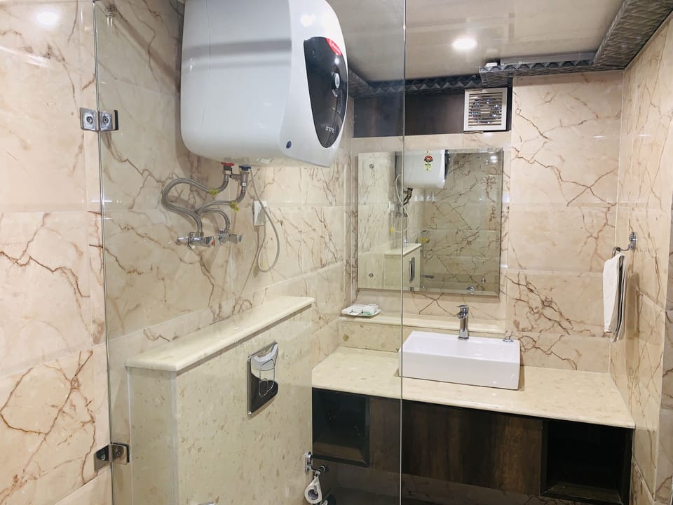 Deluxe Room | Bathroom sink