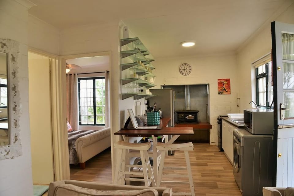 Full-size fridge, microwave, oven, stovetop