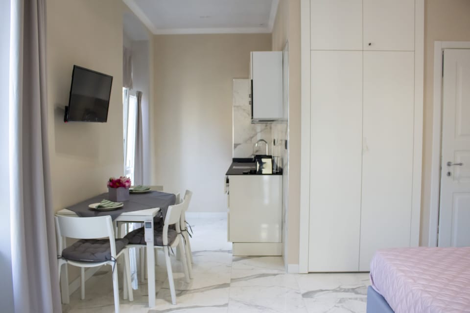 Premier Studio Suite, Balcony | Private kitchen | Coffee/tea maker, electric kettle