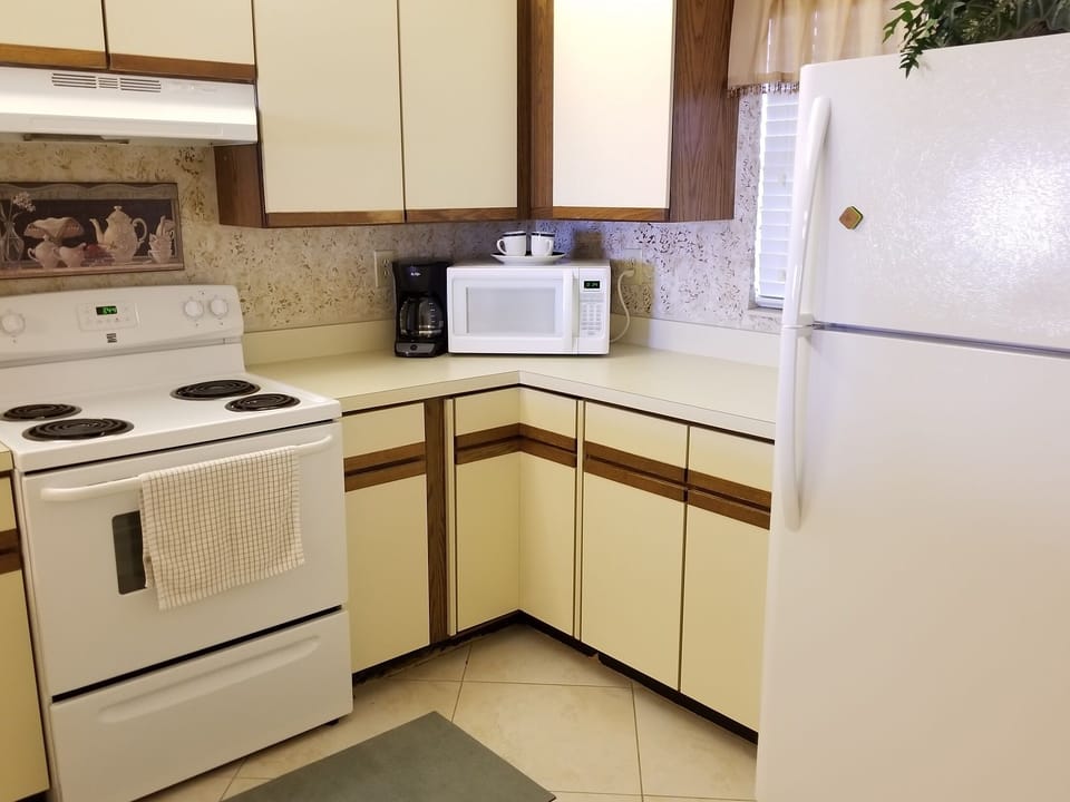 Fridge, microwave, stovetop, dishwasher