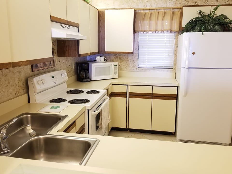 Fridge, microwave, stovetop, dishwasher