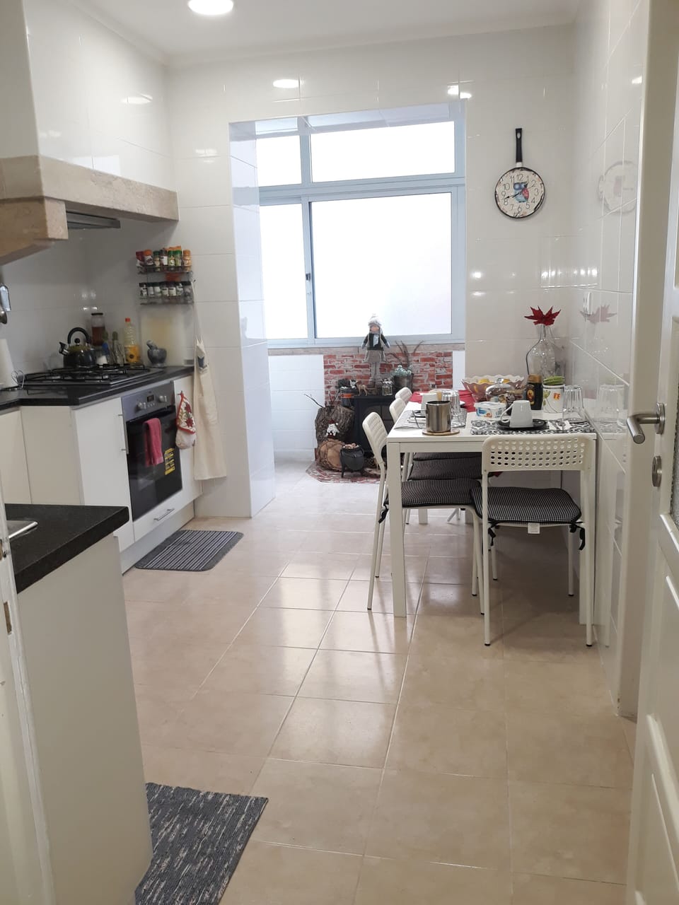 Twin Room, Non Smoking, Shared Bathroom (Dourado) | Private kitchen | Stovetop, electric kettle, cookware/dishes/utensils