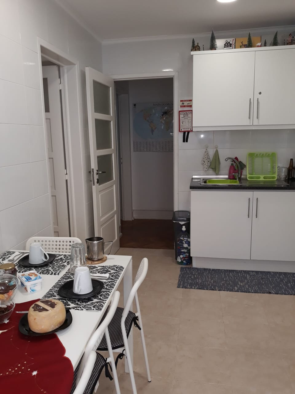 Twin Room, Non Smoking, Shared Bathroom (Dourado) | Shared kitchen | Stovetop, electric kettle, cookware/dishes/utensils