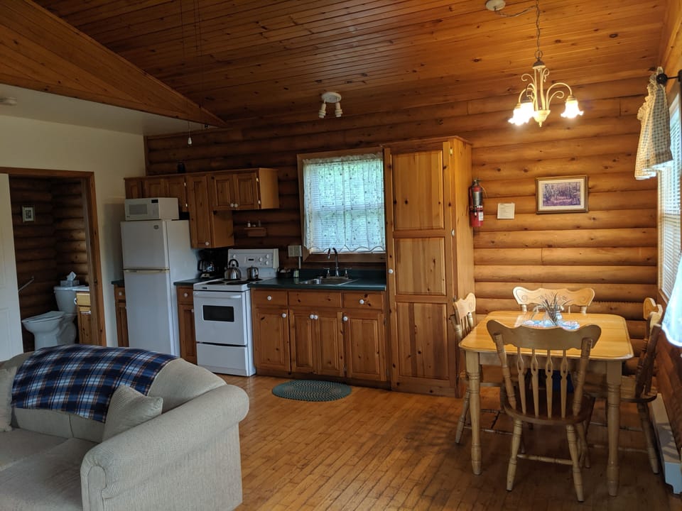 Deluxe Chalet, Jetted Tub (Chalets 9) | Private kitchen | Fridge, microwave, coffee/tea maker, toaster