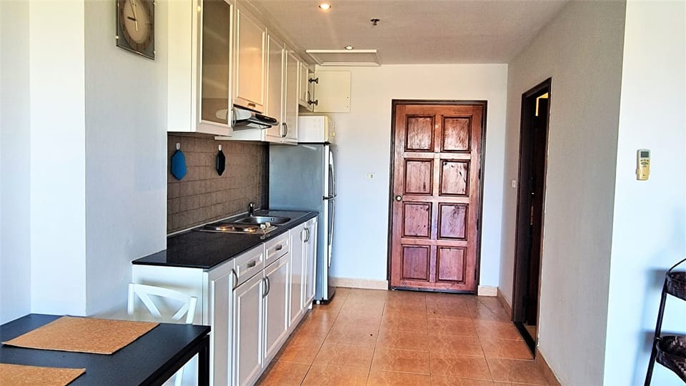 Studio | Private kitchen | Fridge, microwave, stovetop, electric kettle
