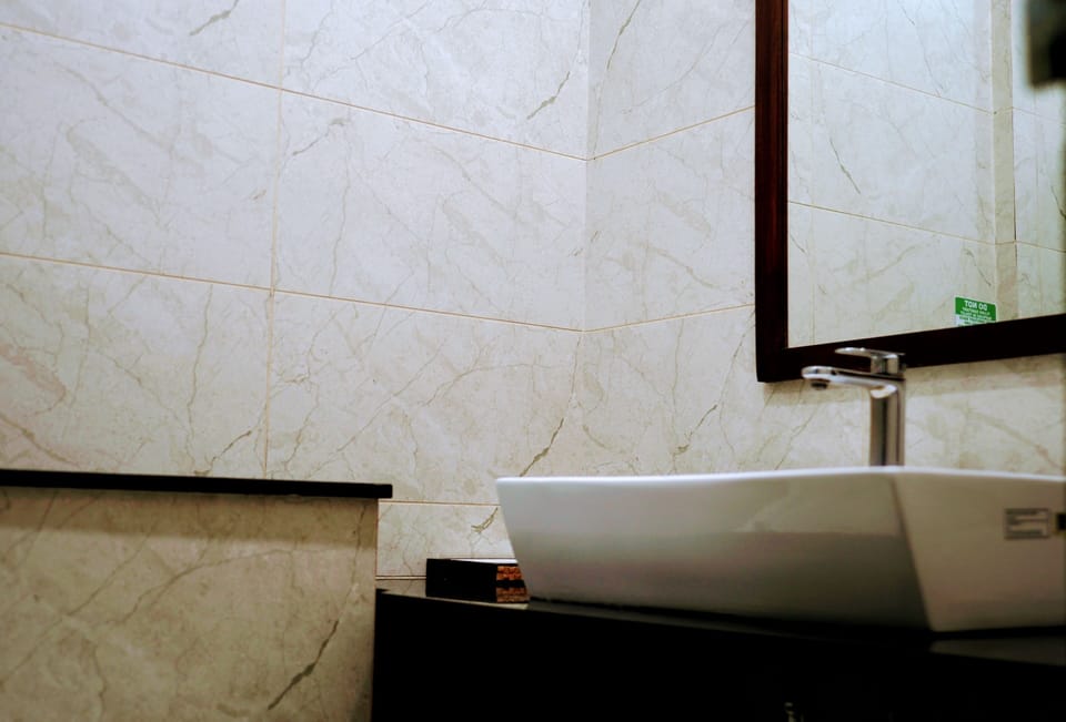 Suite Twin Room | Bathroom | Shower, rainfall showerhead, free toiletries, bidet