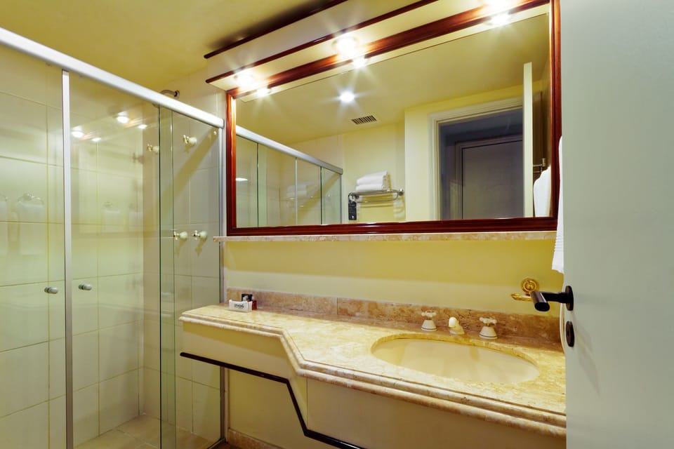 Shower, rainfall showerhead, free toiletries, hair dryer