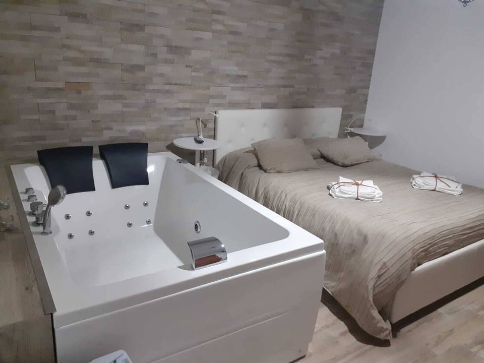 Romantic Studio Suite, Jetted Tub | Free WiFi, bed sheets