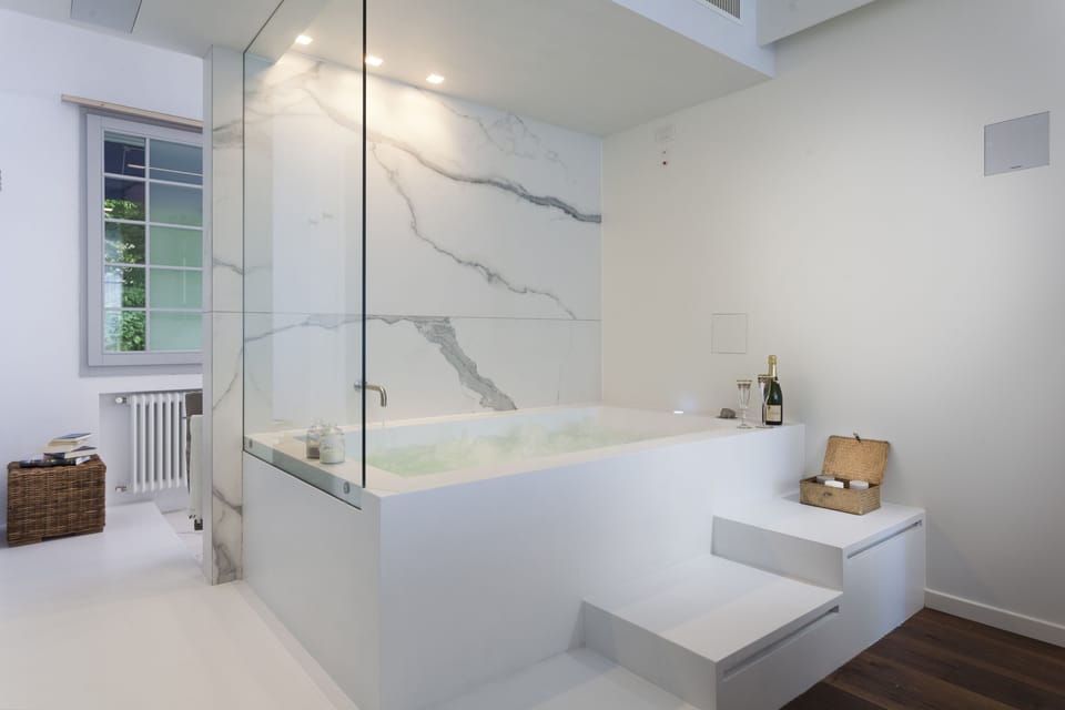 Deluxe Suite, 1 Bedroom, Hot Tub, Annex Building | Jetted tub