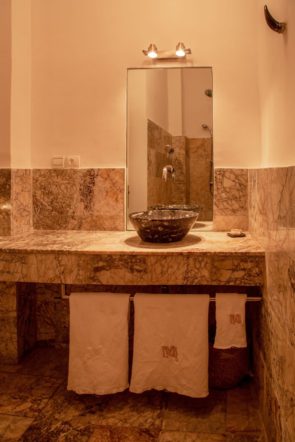 Double Room | Bathroom | Shower, rainfall showerhead, hair dryer, towels